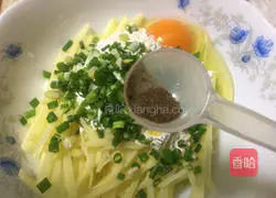 Illustration of how to make egg and potato shredded cake 3