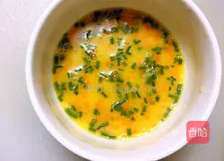 Illustration of how to make chili ring omelette 4