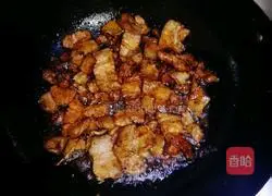 Illustration of how to make pork with pickled vegetables 3