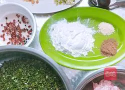 Illustration of how to make shepherd's purse and pork meatballs 1