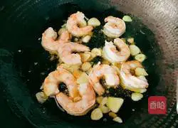 Illustration of how to stir-fry vannamei shrimp with leeks 11