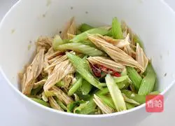 Illustration of how to make celery mixed with yuba 9