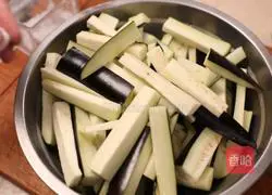 Illustration of how to make eggplant with minced meat 1
