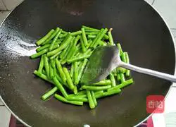 Illustration of how to make dried bacon and stir-fried beans 8