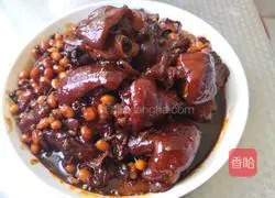 Illustration of how to cook pig's trotters with soybeans 13