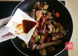 Illustration of braised lamb neck chop 9