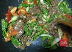 Illustration of how to stir-fry beef tenderloin with sweet and green peppers 4