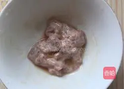  Illustration of how to make stir-fried meat with garlic moss 1