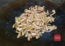 Illustration of how to make fried shredded pork with green pepper and carrot 8