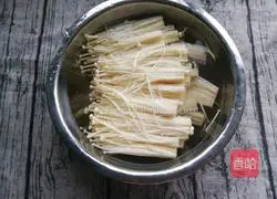 Illustration of how to make steamed chicken wings and enoki mushrooms 3