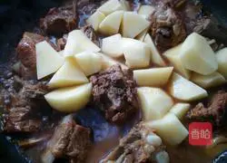 Illustration of braised pork ribs and stewed potatoes 19
