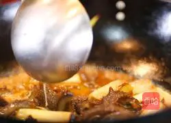 Illustration of the classic Shandong cuisine braised sea cucumber with green onion 2