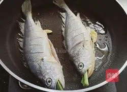Illustration of how to make pan-fried yellow croaker 4