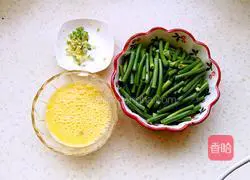 Illustration of how to make fried eggs with garlic moss 1