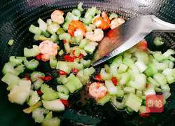 Illustration of how to stir-fry shrimps with celery 12