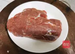 Illustration of how to make fried beef with wheat and celery 1