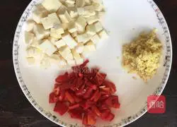 Illustration of how to stir-fry edamame with diced meat 1