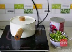 Illustration of how to cook hairy crabs with green onion meat segments 7