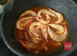 Illustration of how to make spicy shrimps in Qinxiang dry pot 16