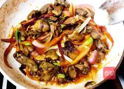 Illustration of how to stir-fry chicken hearts with green garlic sprouts 15