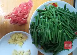 Illustration of how to make fried beans with meat 1