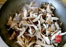 Illustration of how to stir-fry meat slices with mushrooms 7