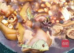 Soybean braised pig's trotters recipe illustration 5