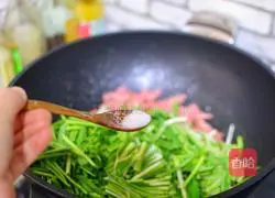 Illustration of how to stir-fry bacon with garlic sprouts 6