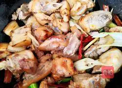 Illustration of braised pig's feet with mushrooms and peanuts 11