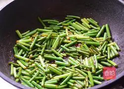 Saute pork belly with garlic moss Illustration of how to do it 6