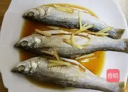 Illustration of how to make steamed dried fish with chopped pepper 2