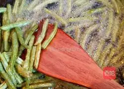 Illustration of how to make stir-fried green beans 1