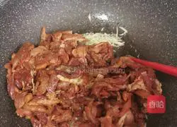 Illustration of how to make shredded pork with Beijing sauce 8