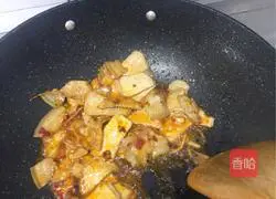 Illustration of how to make Lianbai twice cooked 3