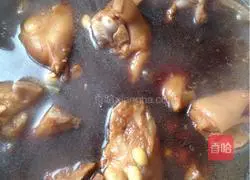 Soybean stewed pig trotters recipe 9
