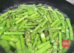 Illustration of how to make fried asparagus and shrimp 3