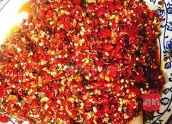 Illustration of how to make two-color fish head with chopped pepper 3