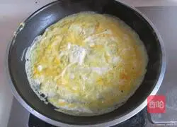 Illustration of how to make golden egg rolls 3