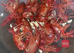 Illustration of how to make garlic crayfish 6