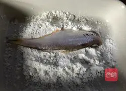 Illustration of how to make dry-fried white-scaled fish 2