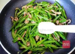 Illustration of how to make fried shredded pork with green beans 17