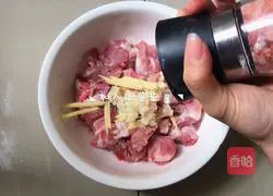 Illustration of how to make steamed pork ribs with black bean sauce 4