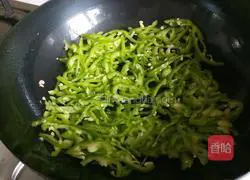 Illustration of how to make scrambled eggs with shredded pepper 9