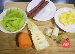 Illustration of how to make sausage and bamboo shoot slices 2