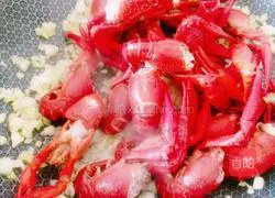 Illustration of how to make garlic crayfish 6