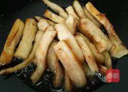 Illustration of how to stir-fry pork neck with green beans 6