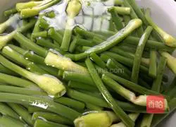 Illustration of how to make fried sausage with garlic sprouts 1