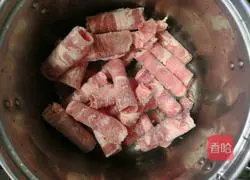 Illustration of how to make fried beef with enoki mushrooms 3