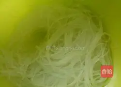 Illustration of how to make stir-fried vermicelli with carrots and lean meat 2