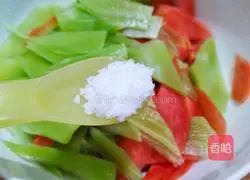 Illustration of how to make stir-fried sausages with lettuce, ginger and carrots 6